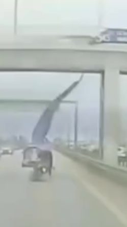 KÖPRÜDEN SARKAN REKLAM AFİŞİ MOTOSİKLETLİYİ SAVURDU