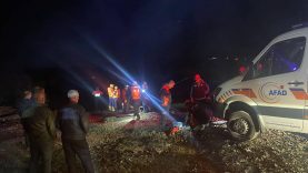 DERE YATAĞINDA SU SEVİYESİ ARTINCA 4 KİŞİ MAHSUR KALDI EKİPLER SEFERBER OLDU, SAATLER SÜREN KURTARMA ÇALIŞMASI SONRASI 4 KİŞİ KURTARILDI