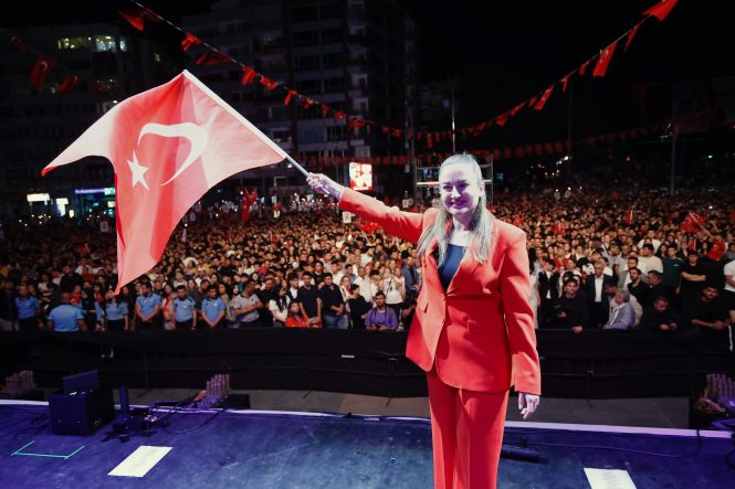 BÜŞRA ÖZDEMİR: "ATATÜRK'ÜN SAMSUN'DA YAKTIĞI MEŞALE GENÇLİĞİN GÖZLERİNDE PARILDIYOR" ANTALYA'DA 19 MAYIS KUTLAMASI: GAZAPİZM ŞARKILARIYLA COŞTURDU