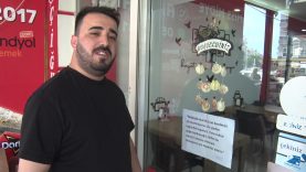 "PSİKOLOJİM BOZUK" DEYİP DÜKKANI AÇMADI, CAMA ASTIĞI YAZIYLA DİKKAT ÇEKTİ "PSİKOLOJİK OLARAK KAPALIYIZ, YARINA DÜŞÜNÜRÜZ, LÜTFEN RAHATSIZ ETMEYİN" "KENDİMİZİ İYİ HİSSETTİĞİMİZ GÜNLERDE HİZMETE DEVAM EDECEĞİZ"