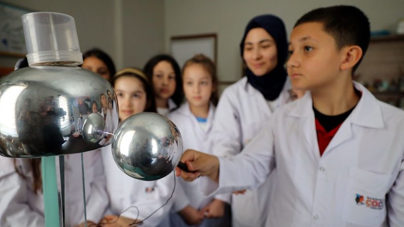 BAŞİSKELE ÇOCUK ÜNİVERSİTESİ 600 ÖZEL YETENEKLİ ÖĞRENCİYİ GELECEĞE HAZIRLIYOR