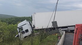 KUZEY MARMARA'DA OTOMOBİLİN ÇARPTIĞI TIR BARİYERLERİ AŞIP YOLDAN ÇIKTI
