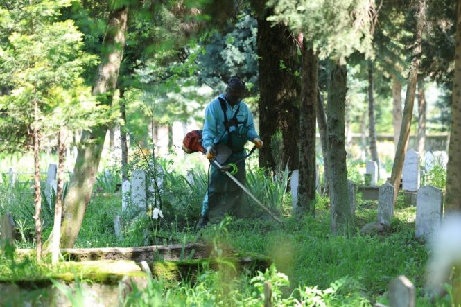 KARTEPE'DE MEZARLIK VE YEŞİL ALANLAR KURBAN BAYRAMI'NA HAZIRLANIYOR