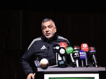 KOCAELİSPOR'DA KONGRE SÜRÜYOR, SÖZ DELEGELERDE TARAFTAR DERNEĞİ BAŞKANI ENVER GÜLER: "DEĞİŞEN BİR ŞEY YOK" "YÜRÜYÜŞ YOLU'NA PANKART ASMAKLA KOCAELİSPORLU OLUNMUYOR" KONGREYE 15 DAKİKA ARA VERİLDİ