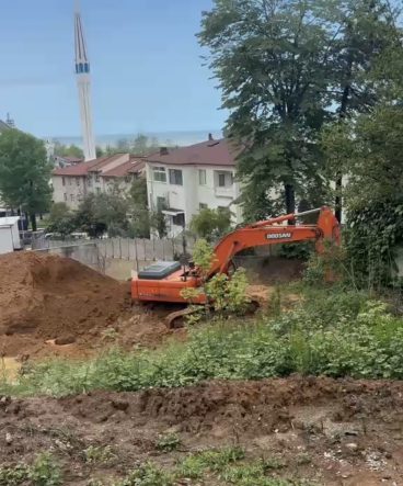 DÜZCE'DE İNŞAAT ALANINDA TOPRAK KAYDI, BİNA SAKİNLERİ SOKAĞA DÖKÜLDÜ