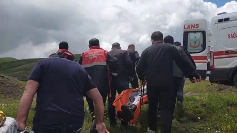 MANTAR TOPLARKEN AYI SALDIRISINA UĞRADI MANTAR TOPLAMAK İÇİN ÇIKTIĞI KIRSALDA AYI SALDIRISINA UĞRAYAN VATANDAŞIN PARMAĞI KOPTU