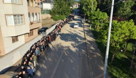 60 YILDIR SÜREN GELENEK: BAYRAMLAŞMADA 1 KİLOMETRELİK KUYRUK OLUŞTU