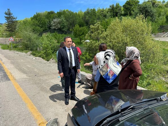 KAVŞAKTA İKİ OTOMOBİL ÇARPIŞTI: 4 YARALI