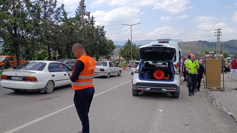 KAHRAMANMARAŞ'TA İKİ OTOMOBİL ÇARPIŞTI: 1 YARALI