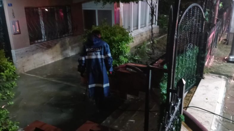 KOCAELİ'DE SAĞANAK ETKİLİ OLDU: EV VE İŞ YERLERİNİ SU BASTI