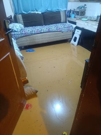 SAĞANAK YAĞIŞ SEBEBİYLE EVLERİ SU BASTI