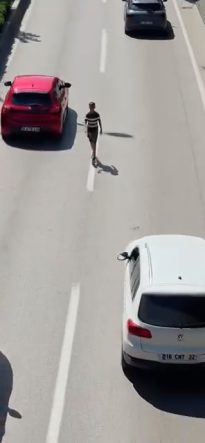 CANINI HİÇE SAYARAK AKAN TRAFİKTE BÖYLE YÜRÜDÜ