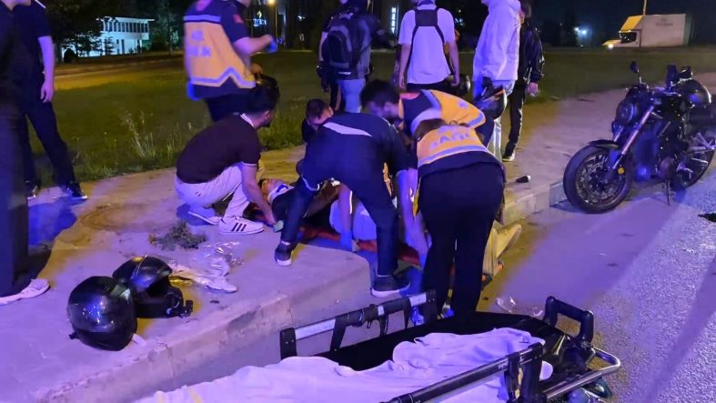 MOTOSİKLET SÜRÜCÜSÜ, EMNİYET ŞERİDİNDE BEKLEYEN MOTOSİKLETLERE ÇARPTI: 3 YARALI