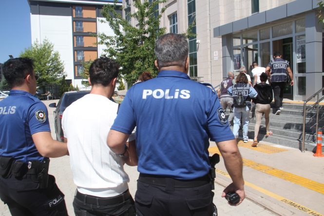 KONYA'DA SAHTE ALTIN DOLANDIRICILARI ADLİYEYE SEVK EDİLDİ