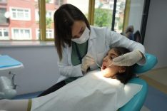 UZMANINDAN UYARI: "NASIL OLSA DÜŞECEK" DENİLEN SÜT DİŞLERİ OKUL BAŞARISINI ETKİLİYOR "7 YAŞINA KADAR ÇOCUĞUNUZUN DİŞİNİ SİZ FIRÇALAYIN"