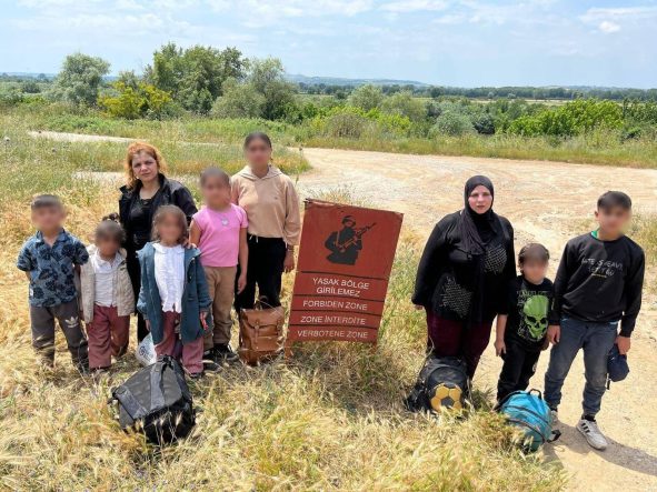 YURT DIŞINA KAÇMAK İSTEYEN 32 DÜZENSİZ GÖÇMEN SINIR HATTINDA YAKALANDI UZUNKÖPRÜ KIRSALINDA DÜZENSİZ GÖÇ VE GÖÇMEN KAÇAKÇILIĞINA YÖNELİK OPERASYONLAR SÜRÜYOR