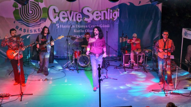 ANADOLU RETRO'DAN BARIŞ MANÇO ŞARKILARIYLA KONSER COŞKUSU