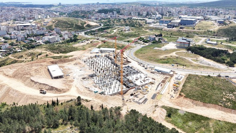 ÇAYIROVA DEVLET HASTANESİ'NDE 200 YATAKLI, DEPREM İZOLATÖRLÜ İNŞAATTA KABA YAPININ YARISINA YAKLAŞILDI