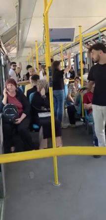 METRO'DA YÜKSEK SESLE KONUŞMA TARTIŞMASI
