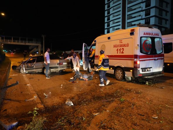 KASTAMONU'DA CAN PAZARI: YARALIYI KURTARMAYA ÇALIŞANLARA BAŞKA BİR ARAÇ ÇARPTI : 6 YARALI