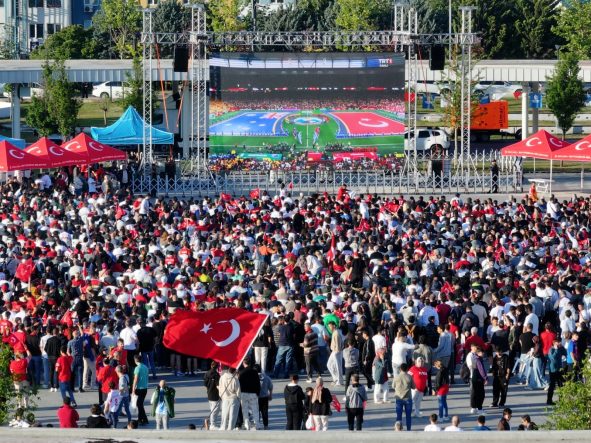 KOCAELİ'DE BİNLERCE KİŞİ MİLLİ MAÇI DEV EKRANDA İZLEDİ SKOR ÜZSE DE DESTEK HİÇ BİTMEDİ