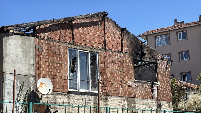 İZMİT'TE EV YANGININDA KUNDAKLAMA ŞÜPHESİ