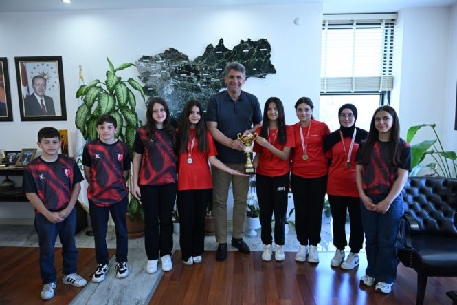 KARTEPE'DE ULUSAL MÜSABAKALARDA DERECE YAPAN ÖĞRENCİLER BAŞARILARINI PAYLAŞTI