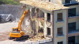 BAŞİSKELE'DE ORMANLIK ALANA İNŞA EDİLEN 3 KATLI KAÇAK YAPI YIKILDI