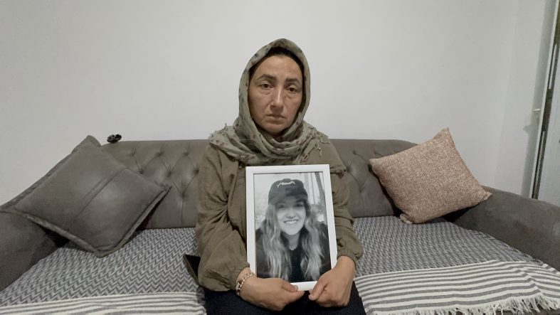 18 YAŞINDAKİ ECE NAZ, KAHVALTI HAZIRLARKEN SIRTINDAN VURULMUŞ ÖLDÜRÜLEN ECE'NİN ANNESİ: "ÇOCUĞUM AÇ GİTMİŞ, EVİME PATATES ALMAK HARAM OLDU"