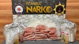 BAYRAMPAŞA'DA UYUŞTURUCU İMALATHANESİNE BASKIN: 107 KİLOGRAM KİMYASAL MADDE ELE GEÇİRİLDİ