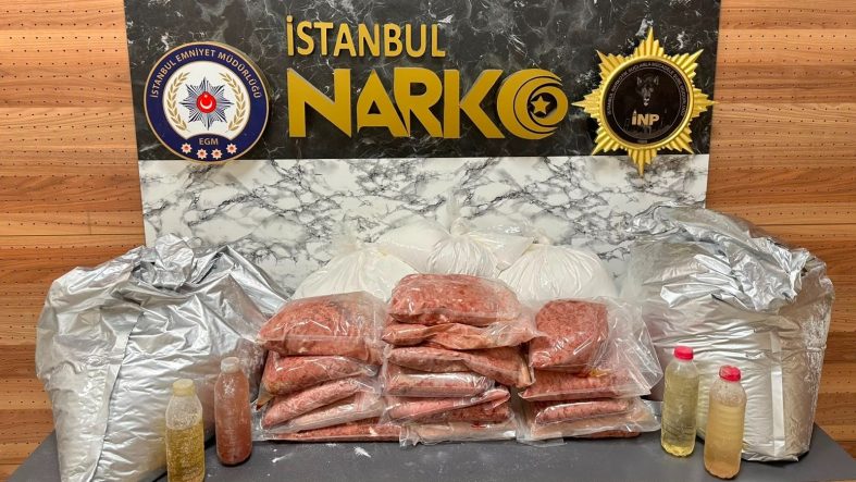 BAYRAMPAŞA'DA UYUŞTURUCU İMALATHANESİNE BASKIN: 107 KİLOGRAM KİMYASAL MADDE ELE GEÇİRİLDİ