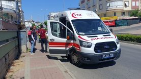MOTOSİKLET İLE OTOMOBİL ÇARPIŞTI: 2 YARALI