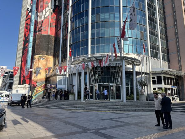 İZMİT BELEDİYE BAŞKANI HÜRRİYET VE EŞİ GÖZALTINA ALINDI İZMİT BELEDİYESİ'NDE HAREKETLİ SAATLER