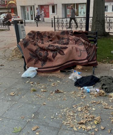 UYUDUĞU BANKTA BATTANİYENİN ALTINDAN CANSIZ BEDENİ ÇIKTI