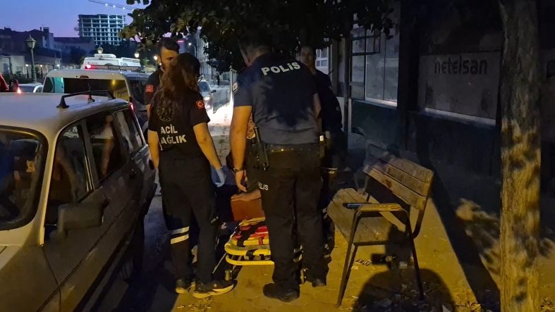 ALKOL ALIP BAYILAN ŞAHISTAN YARDIM ETMEYE ÇALIŞAN EKİPLERE TEPKİ: "SEN BENİ TANIYOR MUSUN?" YARALI OLMASINA RAĞMEN SAĞLIK VE POLİS EKİPLERİNE ZOR ANLAR YAŞATTI