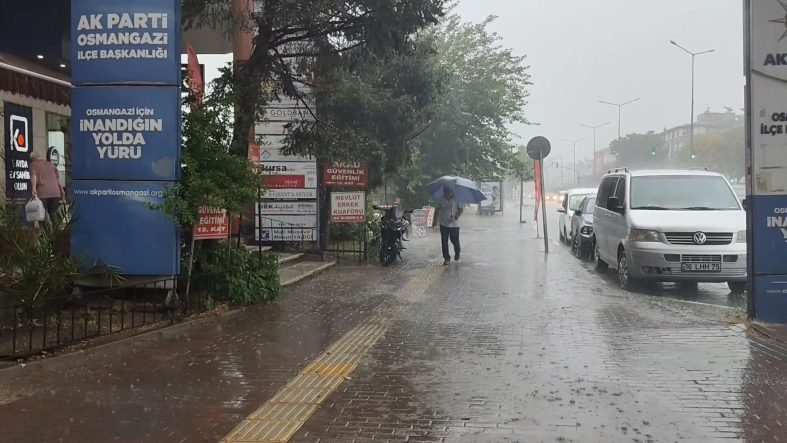 BURSA'DA YOLLAR GÖLE DÖNDÜ, VATANDAŞLAR ZOR ANLAR YAŞADI