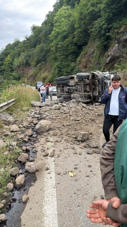 HAFRİYAT KAMYONU YOLA DEVRİLDİ: 1 YARALI