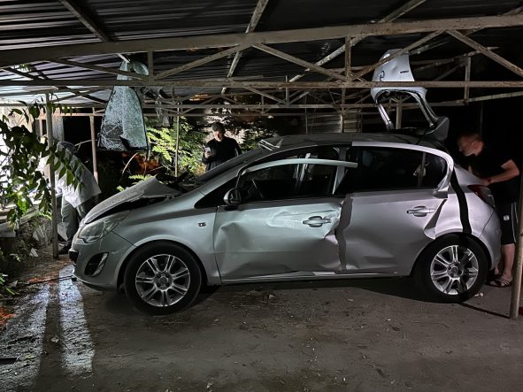 ISPARTA'DA PARK HALİNDEKİ OTOMOBİLDE ÇAKMAK GAZI TÜPÜ PATLADI: 2 YARALI
