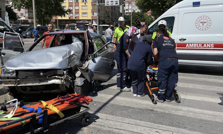 KONTROLDEN ÇIKAN OTOMOBİL ÖNCE YAYAYA ARDINDAN SİNYALİZASYON DİREĞİNE ÇARPTI: 2 YARALI