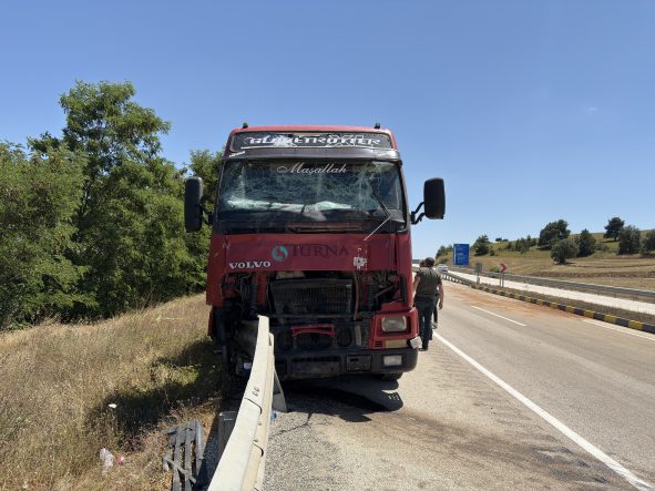 KASTAMONU'DA TIR İLE ÇARPIŞAN TRAKTÖRÜN SÜRÜCÜSÜ HAYATINI KAYBETTİ