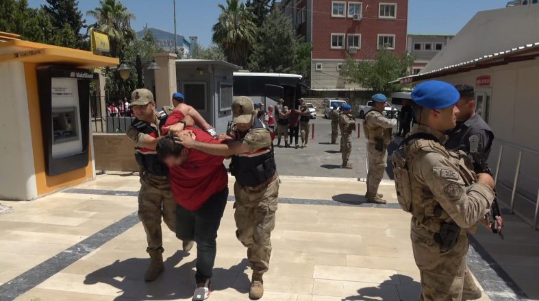 ŞANLIURFA'DA 12 KİLO ALTIN İLE 2 MİLYON TL'Yİ GASP EDEN ZANLILAR TUTUKLANDI