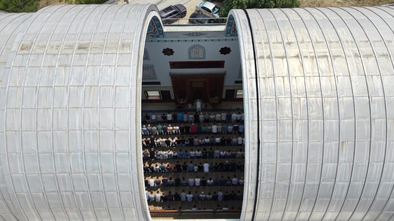 BURSA'DAKİ 'SUNROOFLU CAMİ' MİMARİSİYLE DİKKAT ÇEKİYOR BU CAMİ GÖRENLERİ HAYRETE DÜŞÜRÜYOR: KUBBESİ TEK TUŞLA AÇILIYOR