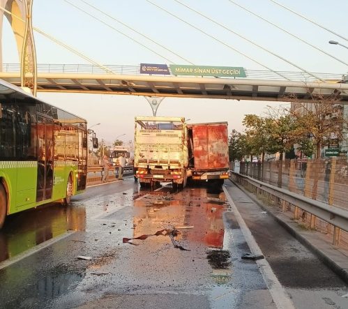 D100'DE TIRA ÇARPAN KAMYONUN KUPASI EZİLDİ: SÜRÜCÜ SIKIŞTI