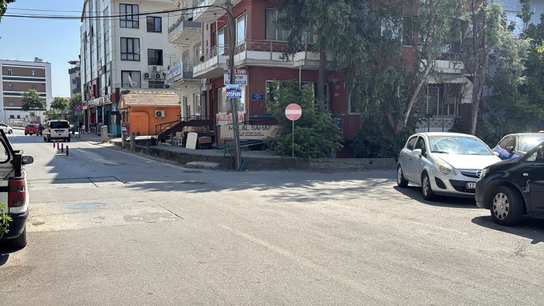 KALDIRIMA ÇIKAN OTOMOBİL YAYALARA ÇARPTI: 2 YARALI