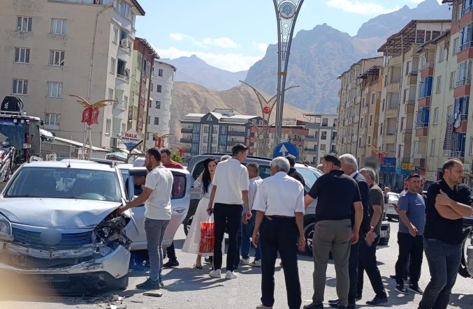 HAKKARİ'DE İKİ ARAÇ ÇARPIŞTI: 1 YARALI