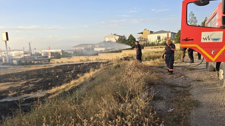 VAN'DA ÖRTÜ ÜSTÜ YANGINI