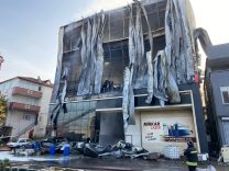 DİLOVASI'NDAKİ FABRİKA YANGINI DAVASINDA KAMU GÖREVLİLERİ SAVUNMA YAPTI 7 KİŞİNİN ÖLDÜĞÜ YANGIN DAVASINDA DURUŞMAYA YARIN DEVAM EDİLECEK ANA DOSYAYLA BİRLEŞTİRİLEN 7 KAMU GÖREVLİSİNİN SAVUNMALARI ALINDI