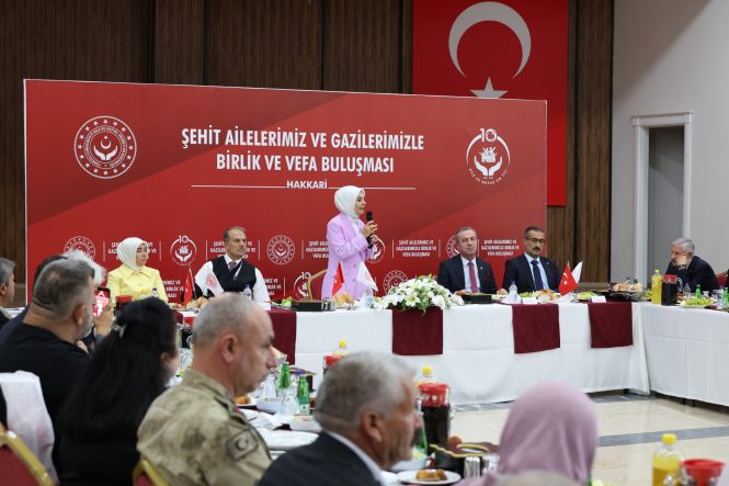 BAKAN GÖKTAŞ: "TERÖRSÜZ TÜRKİYE, HUZURUN, BEREKETİN, BİRLİK VE BERABERLİĞİN HAKİM OLDUĞU BİR TÜRKİYE DEMEKTİR" AİLE VE SOSYAL HİZMETLER BAKANI GÖKTAŞ, HAKKARİ'DE ŞEHİT AİLELERİ VE GAZİLERLE BİR ARAYA GELDİ