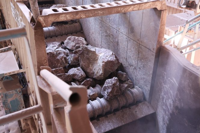 TONLARCA TAŞ YOLA DÖNÜŞÜYOR, MALİYET YARIYA İNİYOR