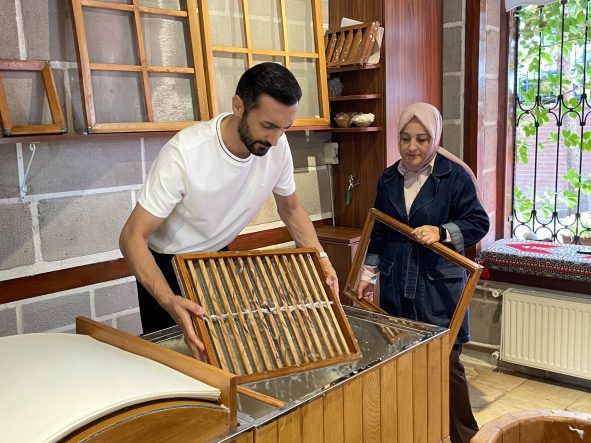 TARIMSAL ATIKLAR GELENEKSEL YÖNTEMLERLE SANATA DÖNÜŞÜYOR KAĞIT ÜRETİCİSİ PARLAK: "DÜNYANIN EN BÜYÜK EL YAPIMI KAĞITTAN TÜRK BAYRAĞINI OLUŞTURDUK"